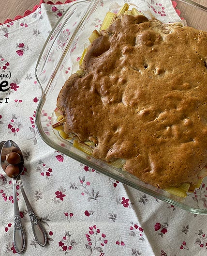 Cobbler à la rhubarbe et touche de noisette