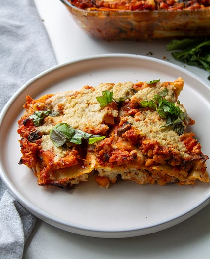 Vegane proteinreiche Gemüse-Lasagne