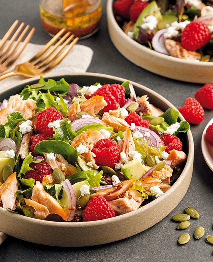 Salade au saumon et framboises