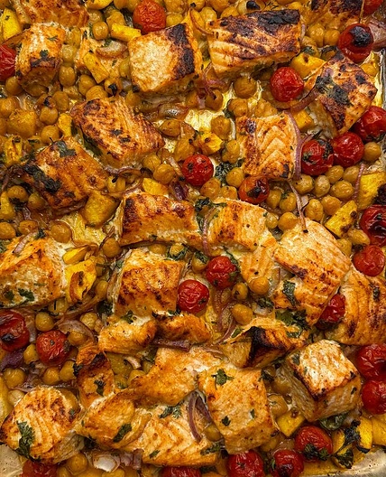 ONE-PAN SUMMER SALMON! 🥭 These one-pan salmon cubes with chickpe