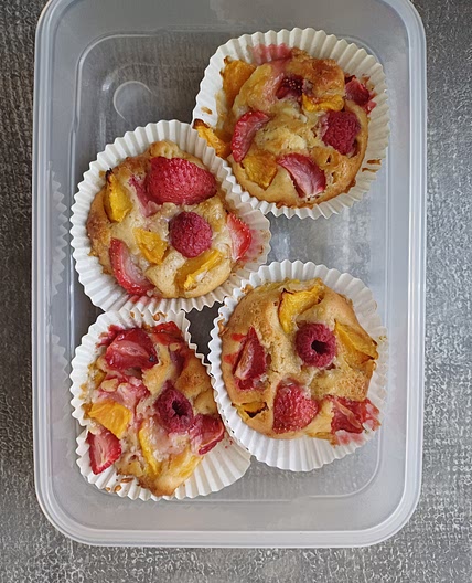 Muffins met fruit en witte chocolade