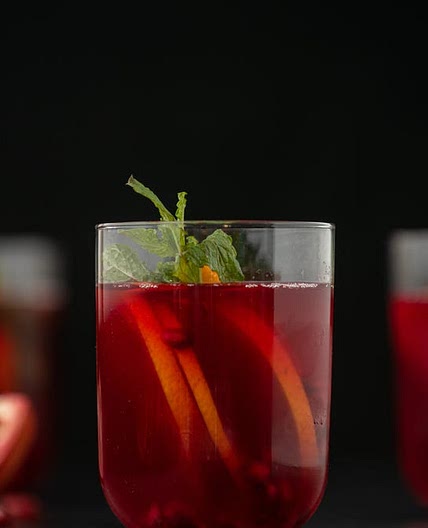 Ginger beer, cranberry juice, pineapple lend refreshing flavor t