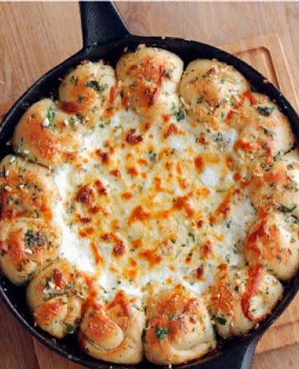Cheesy Garlic Knot Pizza Dip