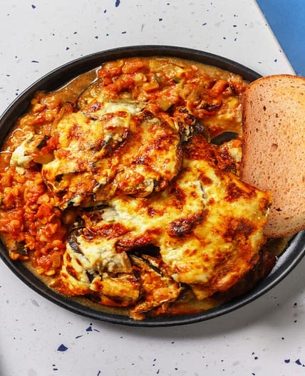 Moussaka veggie à la grecque & pain à l'ail avec des lentilles corail & de l'aubergine
