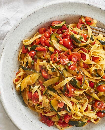 Tagliatelle with tomatoes, courgettes and capers recipe