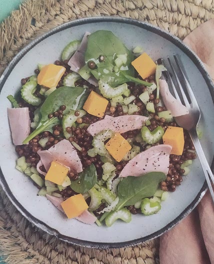 Salade de lentilles, jambon, concombre et mimolette