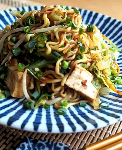 <YAKI SOBA WITH TOFU AND VEGETABLES/  焼きそば>