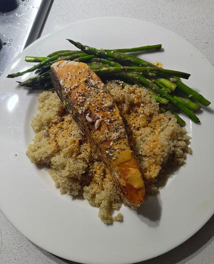 Salmon con espárragos y quinoa