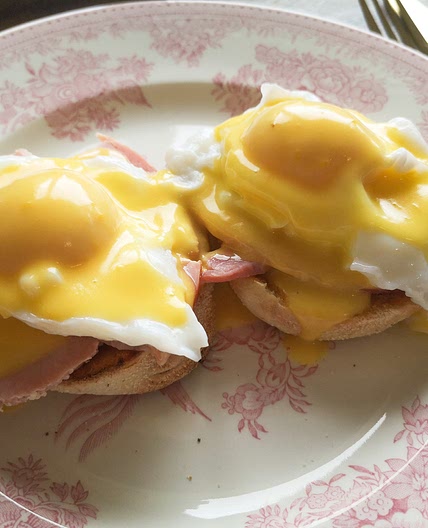 Quick and Easy Hollandaise Sauce