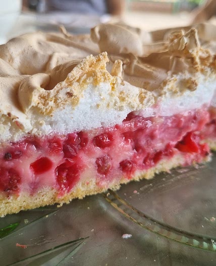 Johannisbeerkuchen mit Baiserhaube