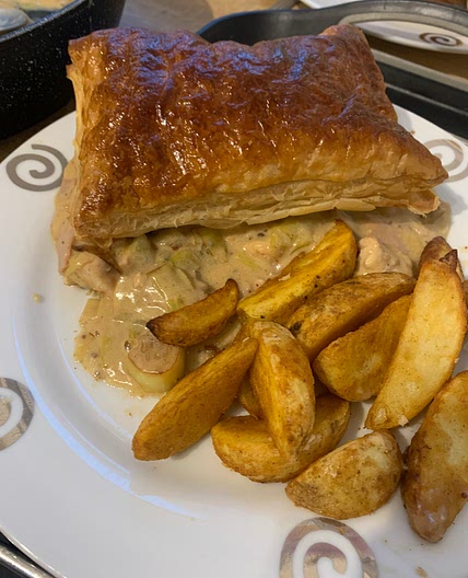 Easy Chicken, Ham, Mushroom & Leek Pie