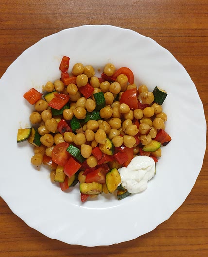Chickpeas and veggies salad