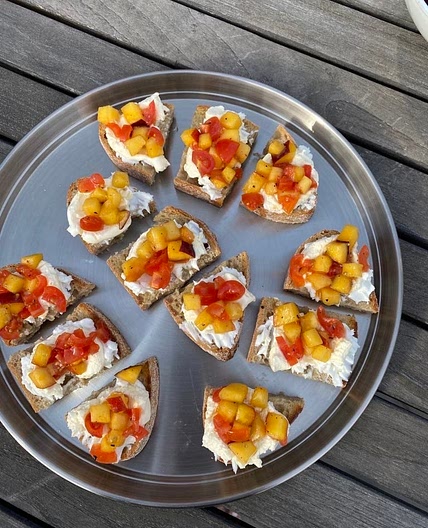 Bruschetta med nektarin, tomat, chèvre och marscapone
