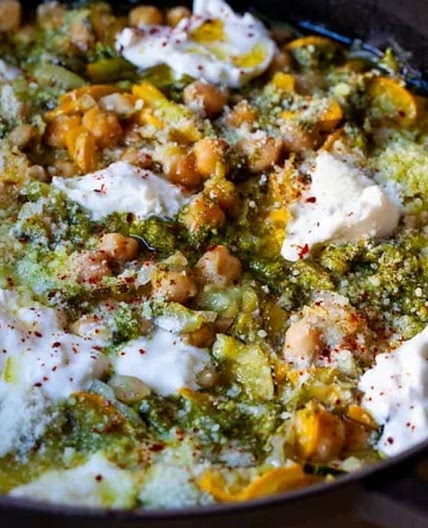 Braised chickpeas with zucchini and pesto