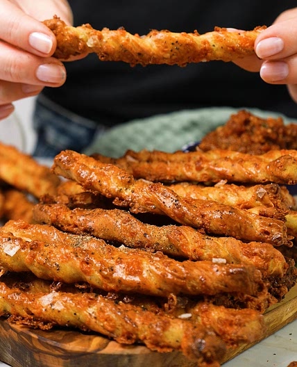 Peppery Cheddar Breadsticks