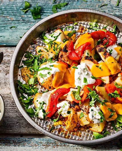 Überbackene Pulled Potato mit Cajun-Hähnchen und Leuchtfeuer
