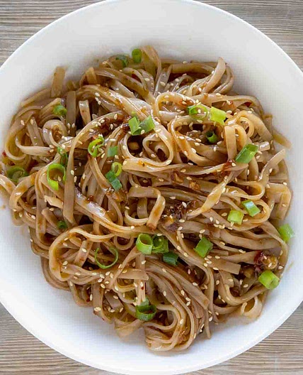 Chili garlic noodles (met salade)