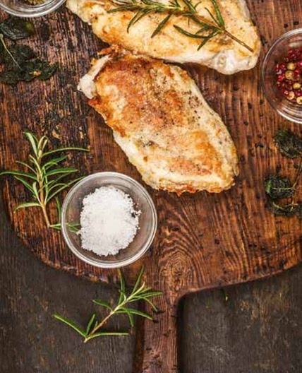 Pollo asado en sal de mar y finas hiervas