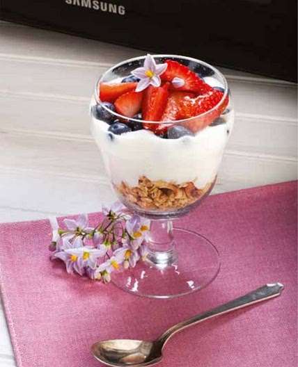 Yogurt con arándanos y frutillas