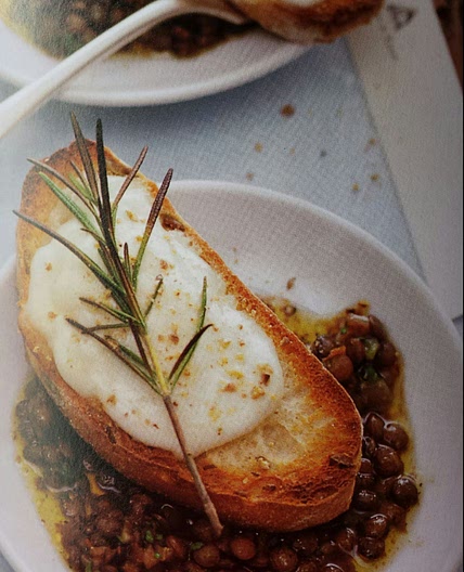 Ziegenkäse Crostini auf Linsen