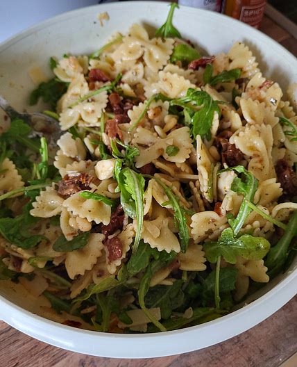 Mediterraner Nudelsalat