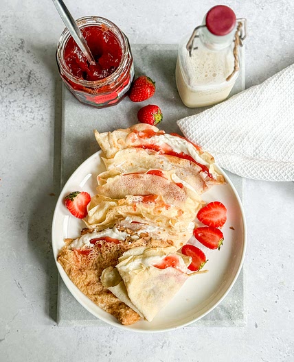 407 calorie strawberries and cream crepes