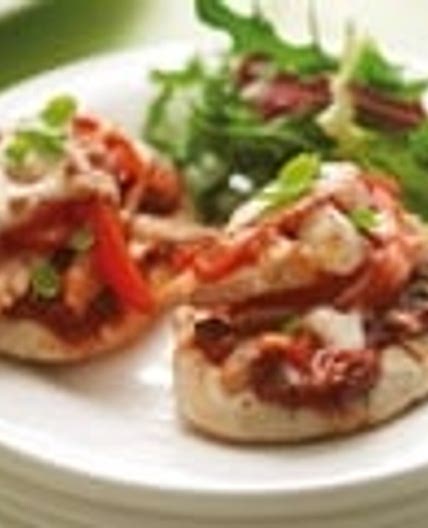 Chicken and pepper pitta pizzas