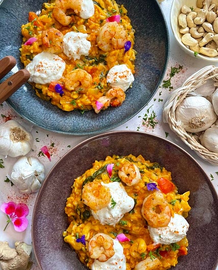 Rode curry risotto met gamba's en burrata