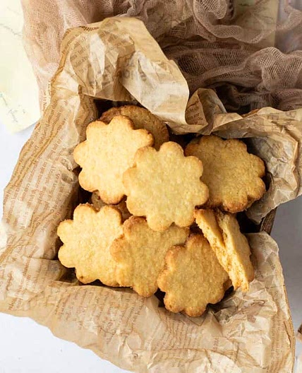 Buttery and Crispy Coconut Cookies