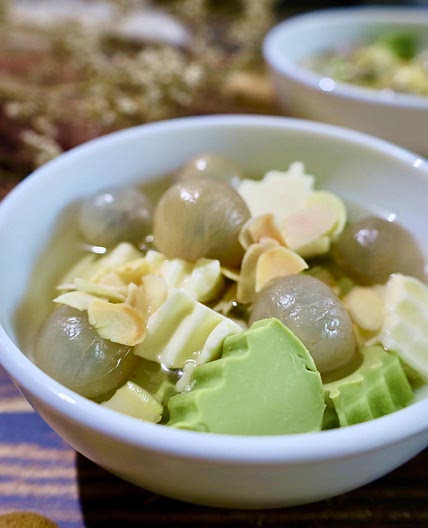 Che Khuc Bach (Vietnamese Panna Cotta Sweet Soup)