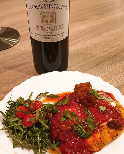 Boulettes sauces tomates sur pain turc.