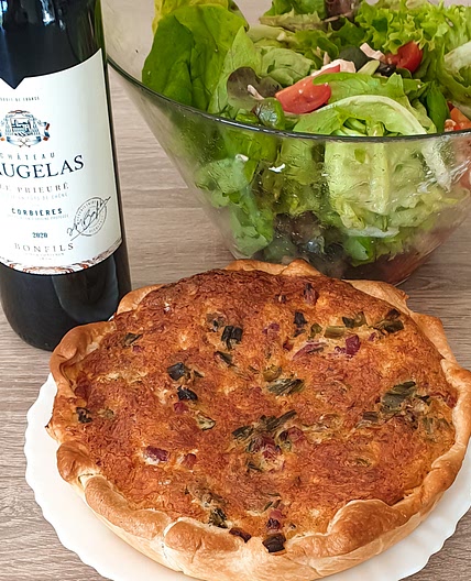 Quiche lardons poireaux accompagnée d'une salade fraiche