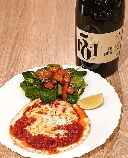 Tostada au poulet haché accompagné d'une salade.