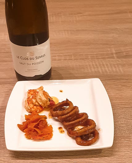 Scampis et encornets marinés accompagnés de carottes glacées au beurre et à l'orange