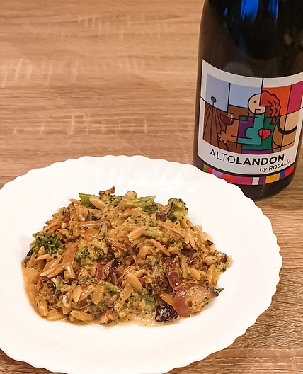 Orzo sicilien au poulet, pecorino et raisins secs aux noix et brocoli