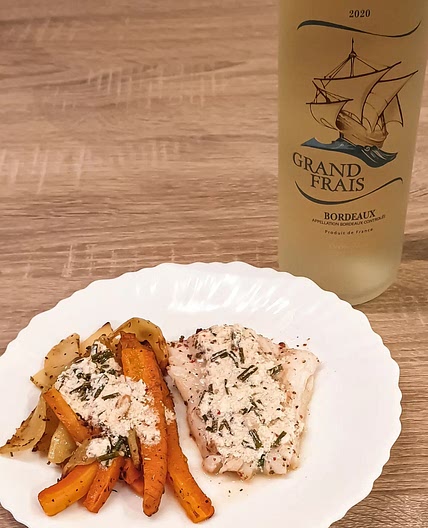 Dos de cabillaud sauce ciboulette avec pommes de terre et carottes du four