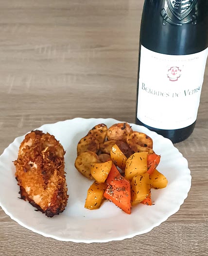Cordon bleu de poulet maison avec pommes de terre et carottes glacées