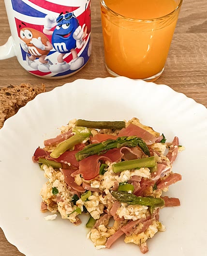 Œufs brouillés aux asperges et jambon