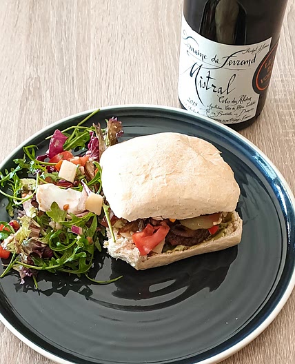 Burger salsa de tomates et mayonnaise au basilic