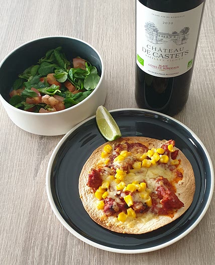 Tostada au poulet haché épicé et cheddar