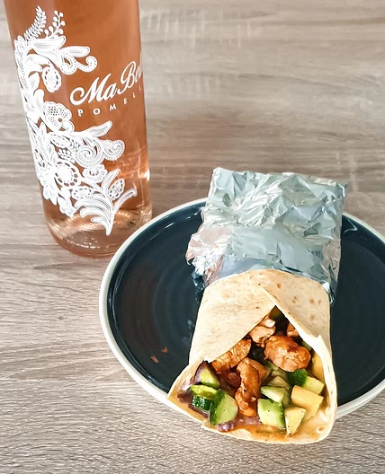 Tacos croustillants de poulet avec une salsa d'avocat-mangue-concombre