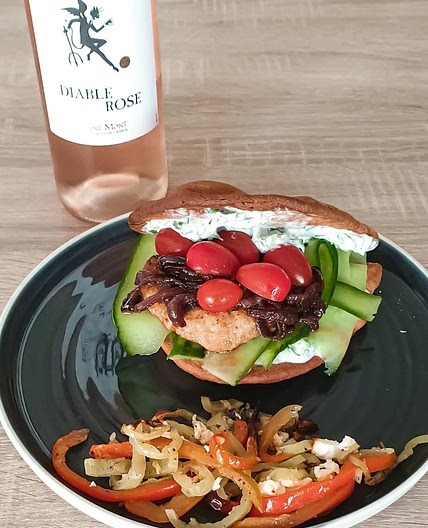 Burger de poulet sur pain naan sauce tzatziki et légumes grillés