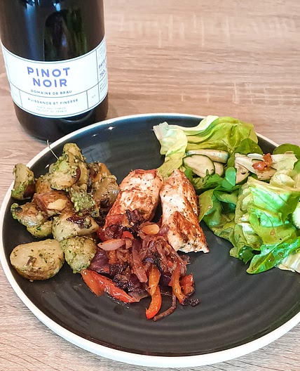 Salade de grenailles au pesto et filet de poulet mariné