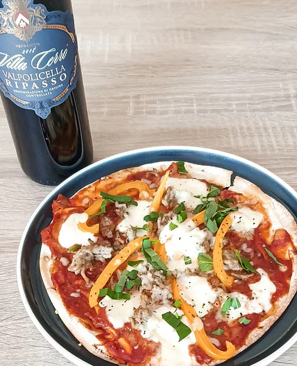 Pizza sur pain plat à la viande hachée, mozzarella