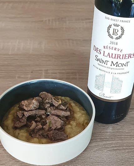 Lanières de boeuf marinées sur un stoemp de choux