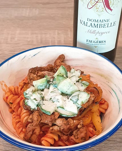 Gyros de poulet et orzo à la tomate servis