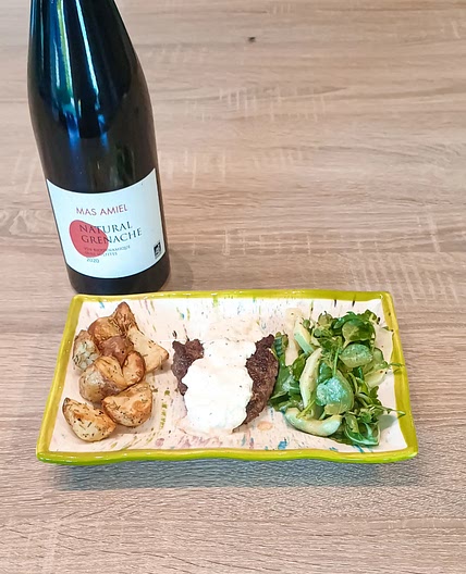 Steak haché et sauce au camembert accompagné d'une salade de concombre et de pomme
