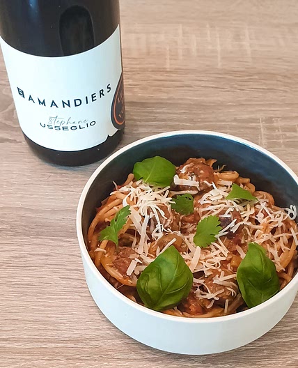 Pâtes aux boulettes de viande, champignons et une sauce tomate crémeuse