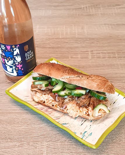 Sandwich au poulet effiloché maison concombre mariné et salade de carotte au gingembre