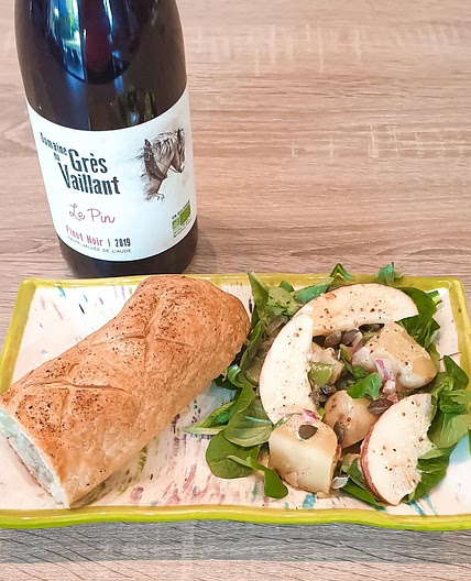 Pains-saucisses maison salade de grenailles, haricots plats et pommes